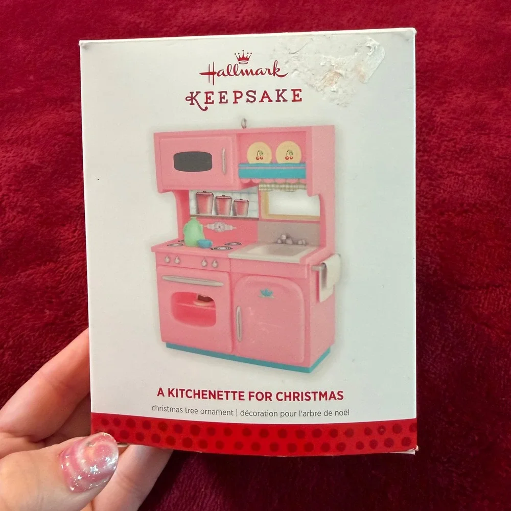 2013 Hallmark Keepsake A Kitchenette For Christmas Ornament Valerie Shanks‎ Pink